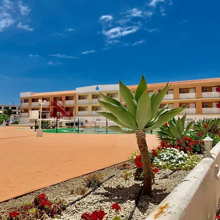 Ocean Front With Pool דירה