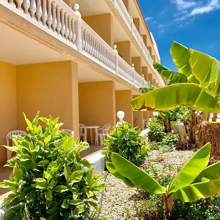 Ocean Front With Pool דירה