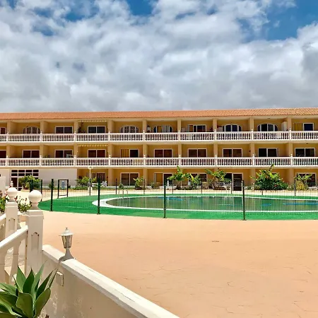 Ocean Front With Pool דירה