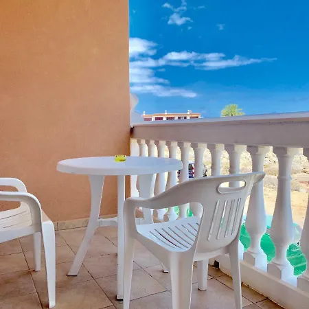 Ocean Front With Pool דירה